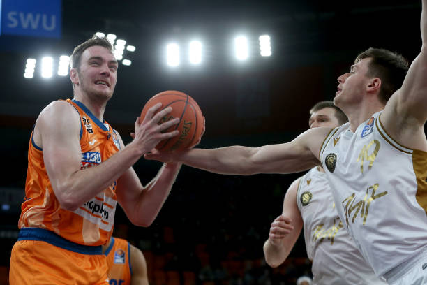 莱顿在接下 莱顿在接下